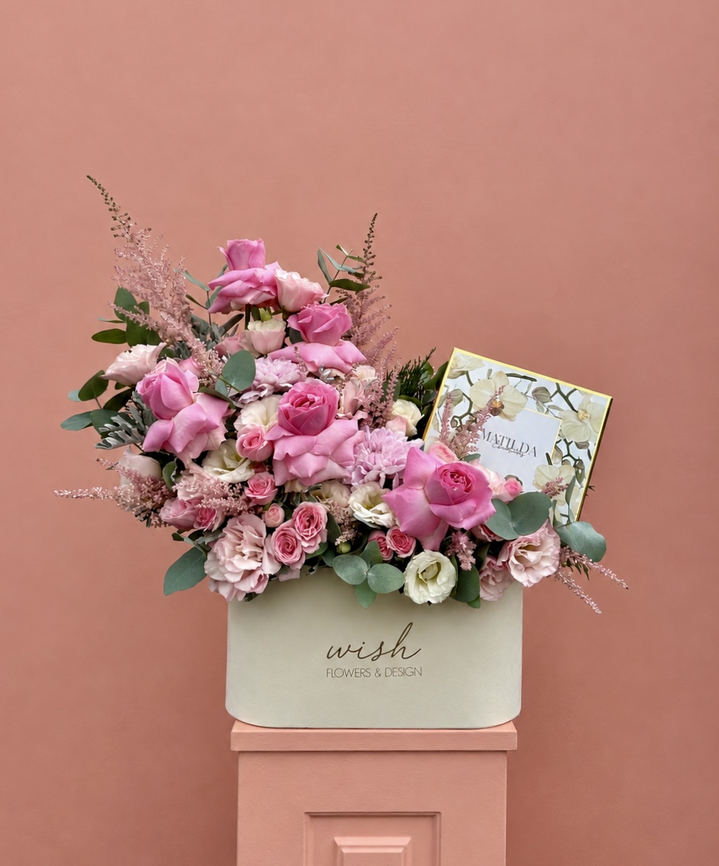 Krem Kadife Kutuda Makaronlu Jardin Rose Aranjman