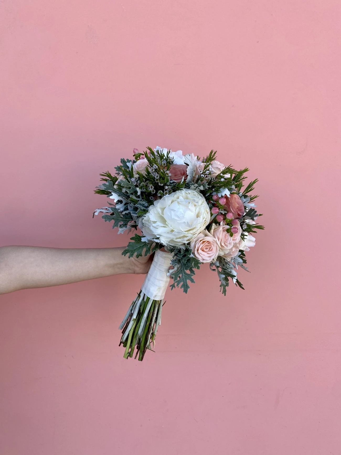 Beyaz Şakayıklar ve Hermosa Güller Gelin Buketi & Damat Yaka Çiçeği