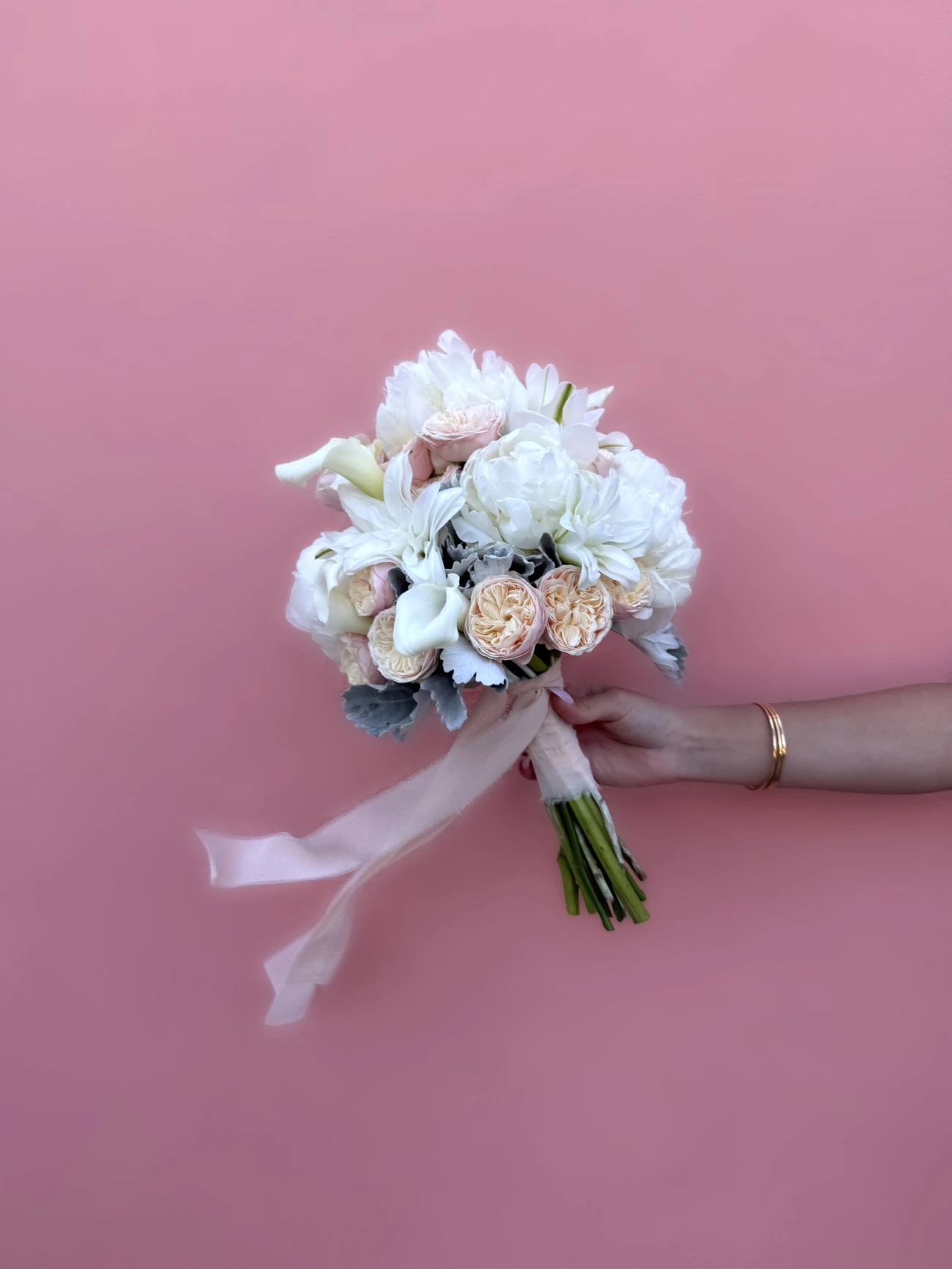 Beyaz Şakayıklı Pastel Tonlarda Gelin Buketi