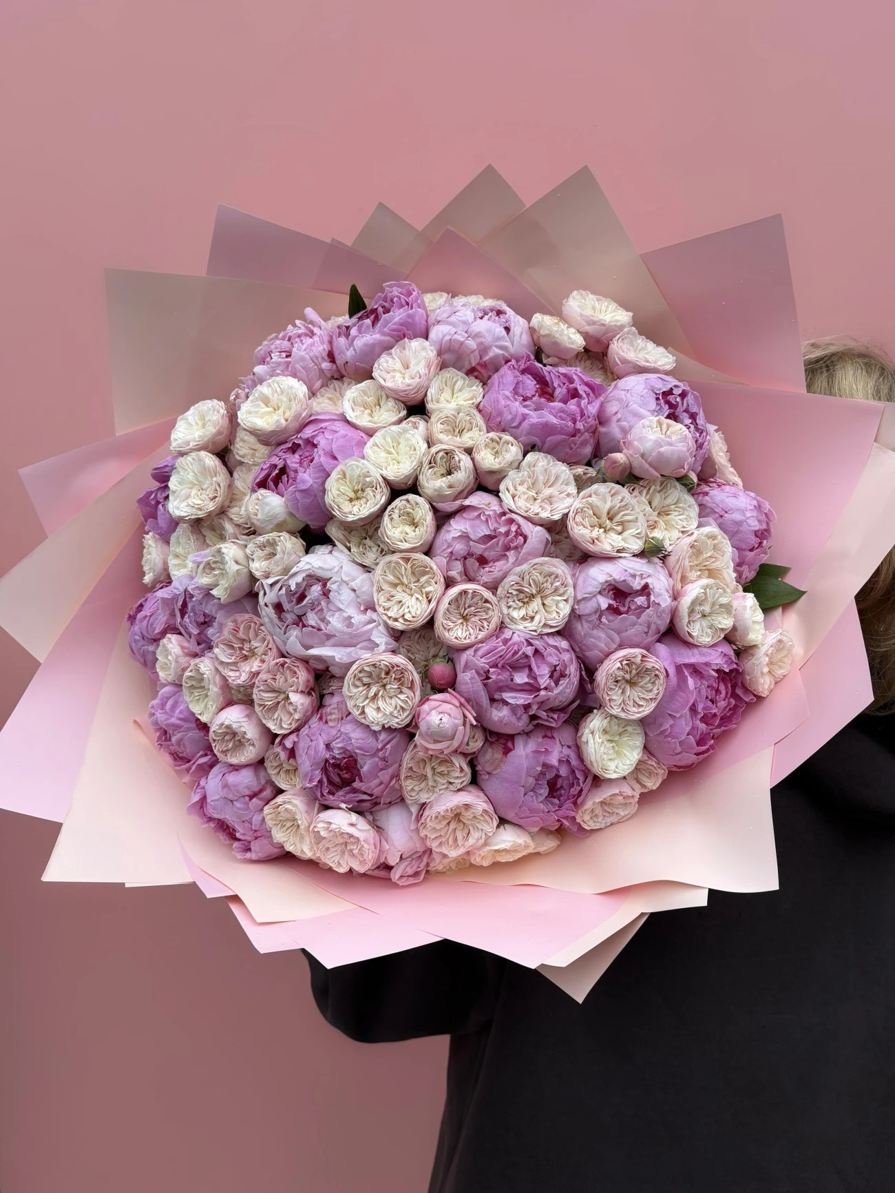 Özel Vuvuzella Çardak Güller & Pembe Şakayıklar Lüks Buket