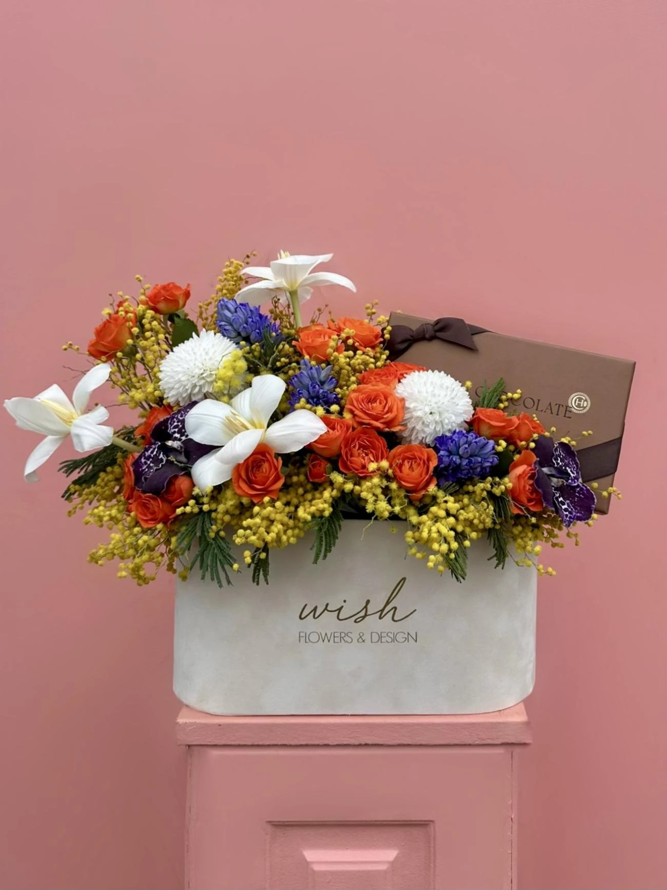 Krem Kadife Kutuda Çikolatalı Bahar Çiçekleri Bahçesi