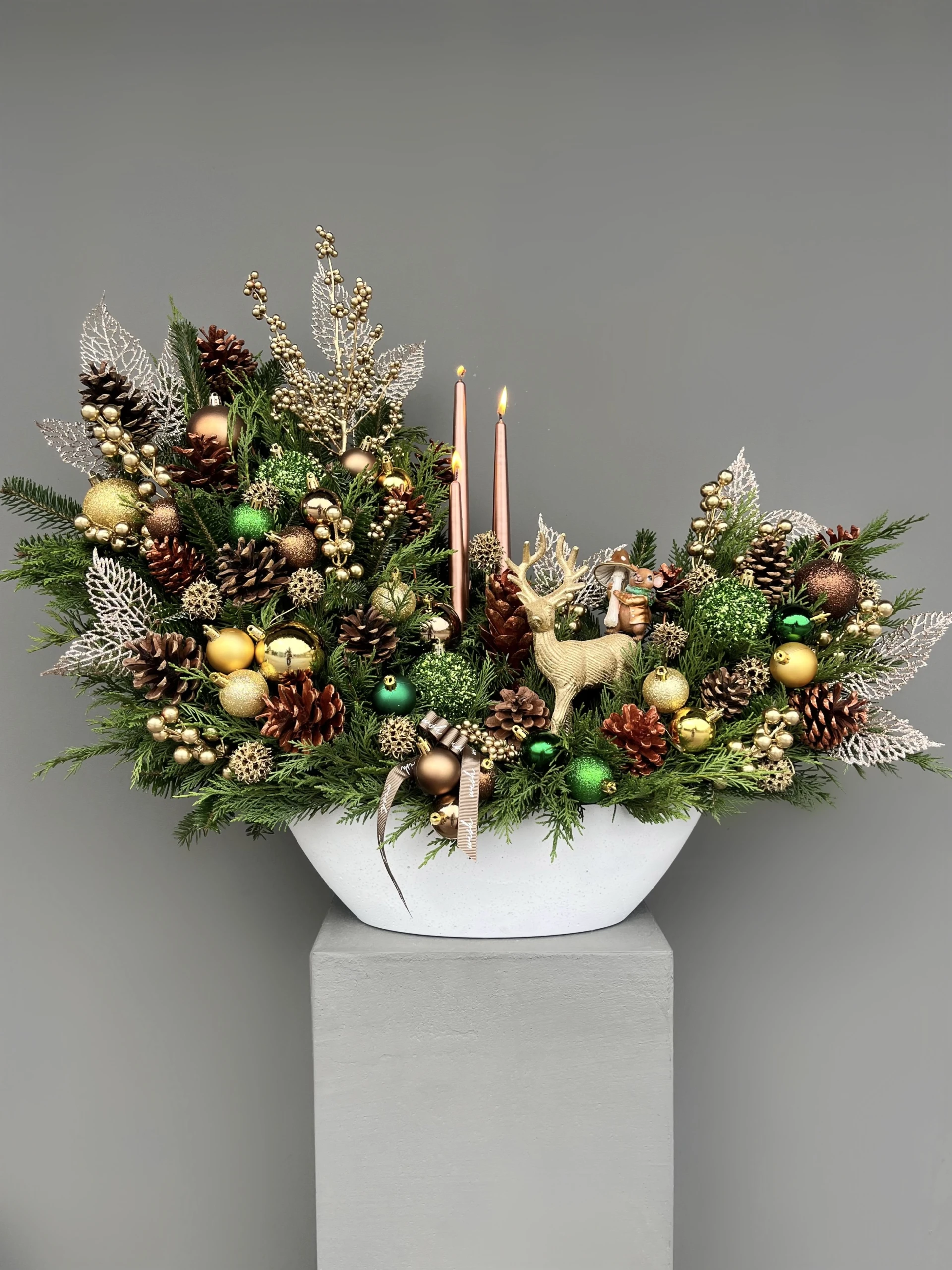 Winter Joy Figürlü Ve Mumlu Özel Tasarım Yılbaşı Aranjmanı