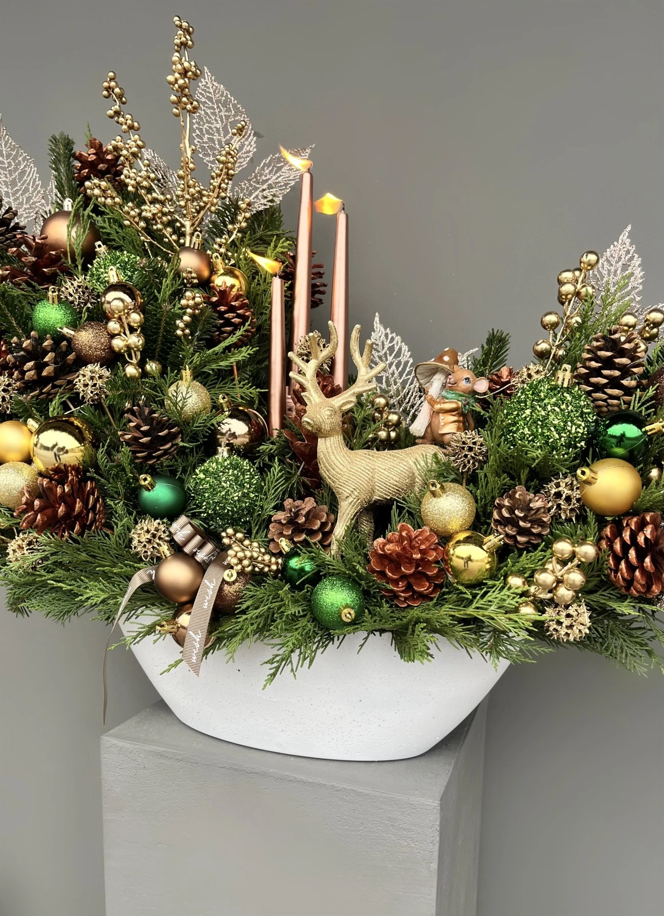 Winter Joy Figürlü Ve Mumlu Özel Tasarım Yılbaşı Aranjmanı