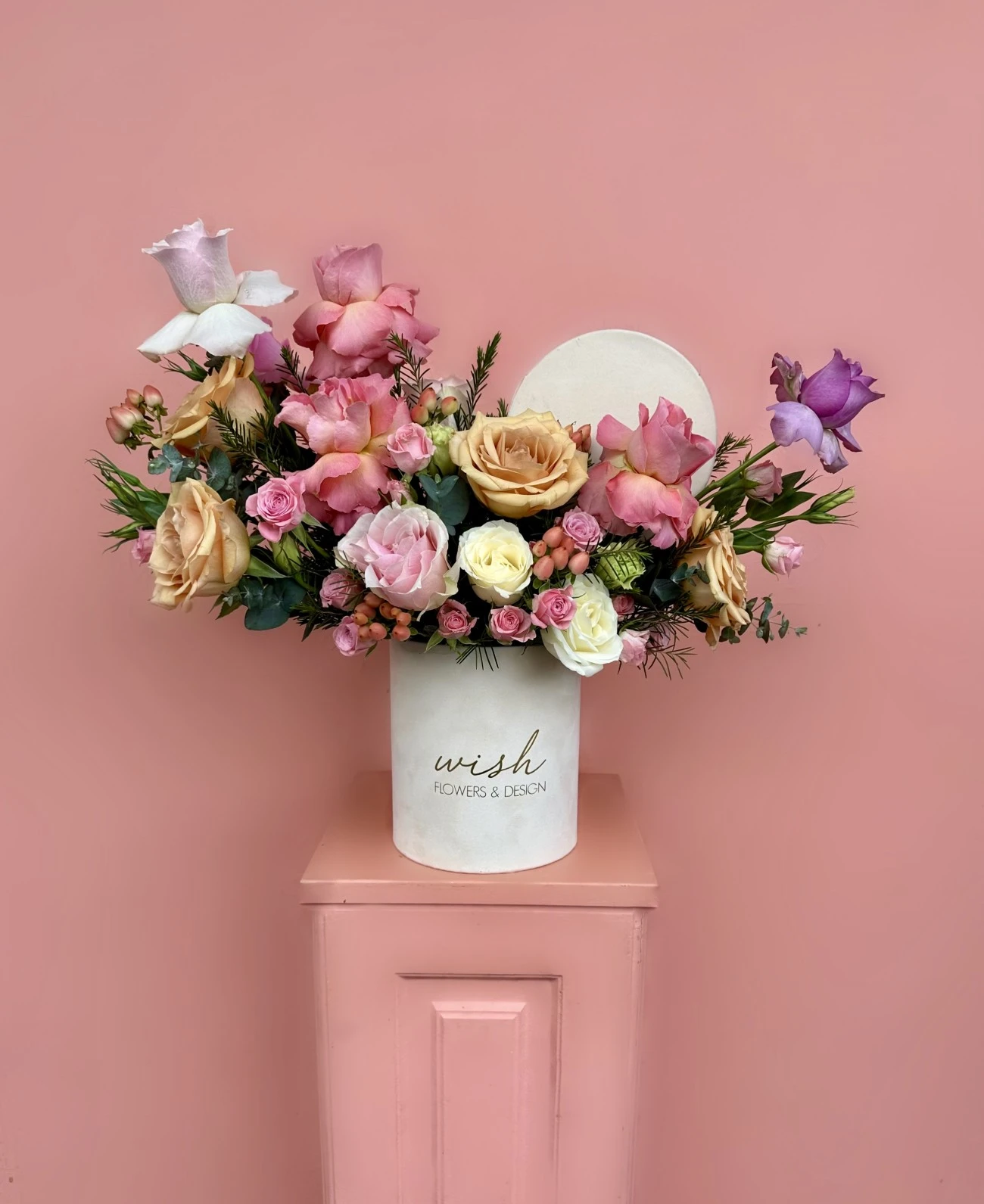 Madison Krem Kadife Kutuda Gül Aranjmanı