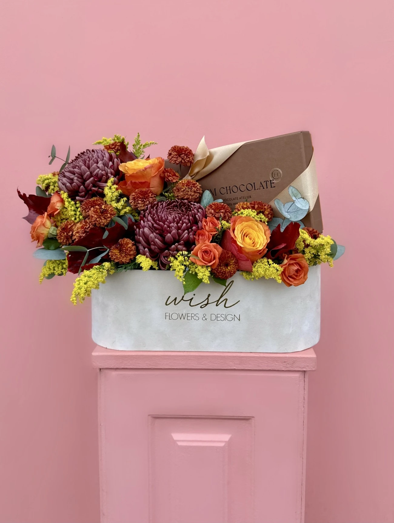 Krem Kadife Kutuda Çikolatalı Bahar Çiçekleri Bahçesi