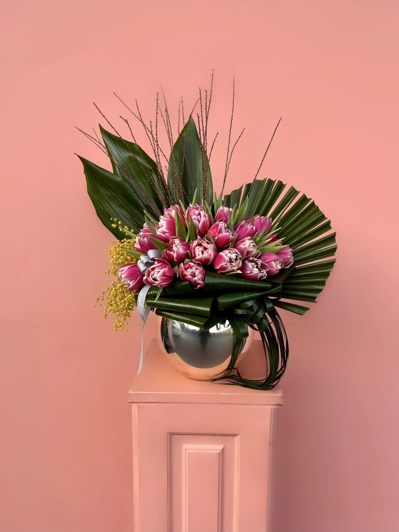 Gümüş Vazoda Pembe Laleler