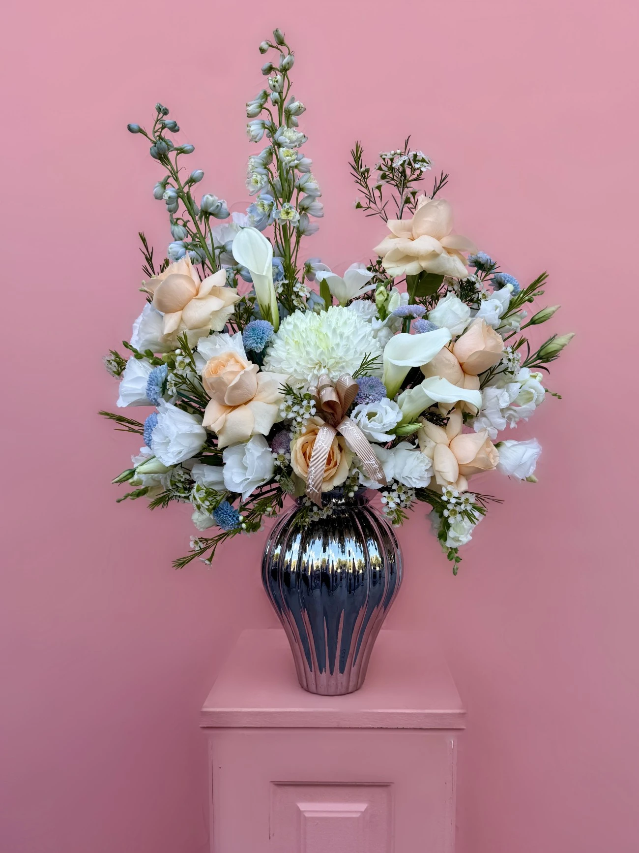 Serenade in Pastel Gümüş Cam Vazoda Aranjman