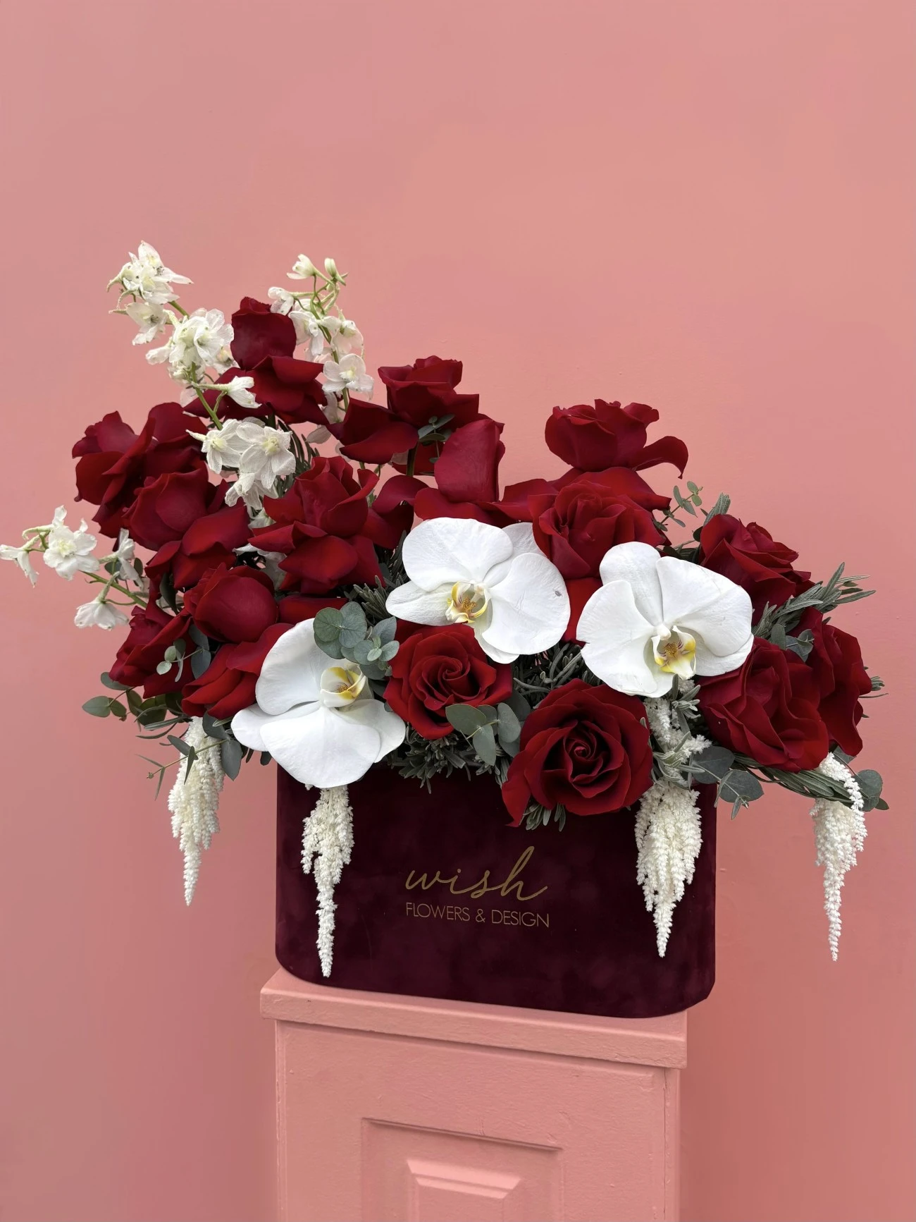 Love in White & Red Bordo Kadife Kutuda Kırmızı Gül Aranjmanı