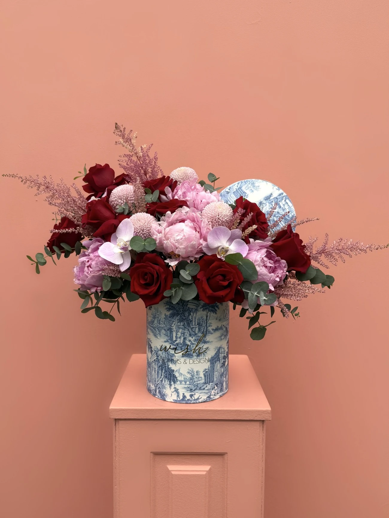 Red Blanc Kutuda Kırmızı Güller Ve Şakayıklar