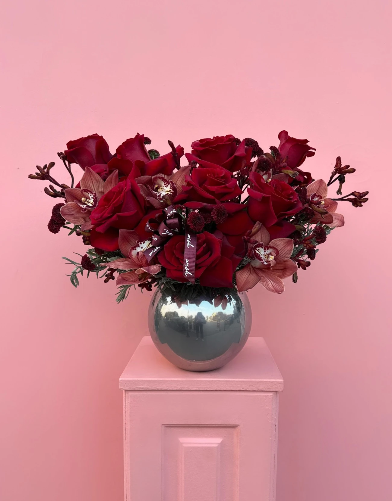 Endless Red Gümüş Vazoda Kırmızı Gül Aranjmanı